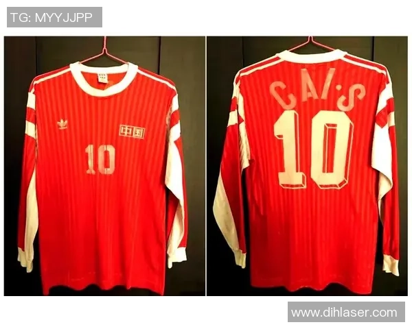 足球巨星亲吻球衣瞬间展现对俱乐部深厚情感与荣耀担当 足球巨星亲吻球衣瞬间展现对俱乐部深厚情感与荣耀担当