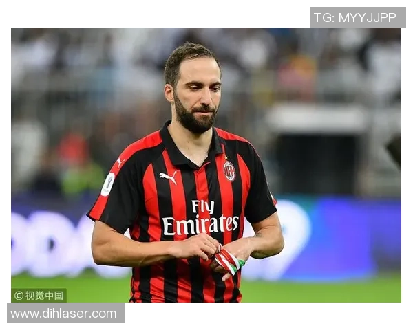 足球巨星荣耀时刻头顶奖杯展现无限风采与成就辉煌